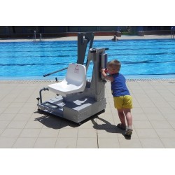 Elevador Acuático Bateria fijo METALU para acceso a piscina discapacitados