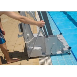 Elevador Acuático Bateria fijo METALU para acceso a piscina discapacitados